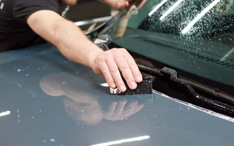 Khi áp dụng phủ ceramic, một lớp bảo vệ cứng được tạo thành trên bề mặt sơn xe.